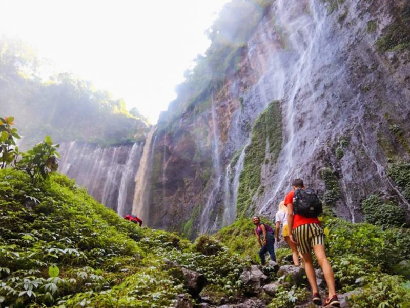 PengalamanTrekkingAirTerjunTumpakSewudariMalang-KlookIndonesia